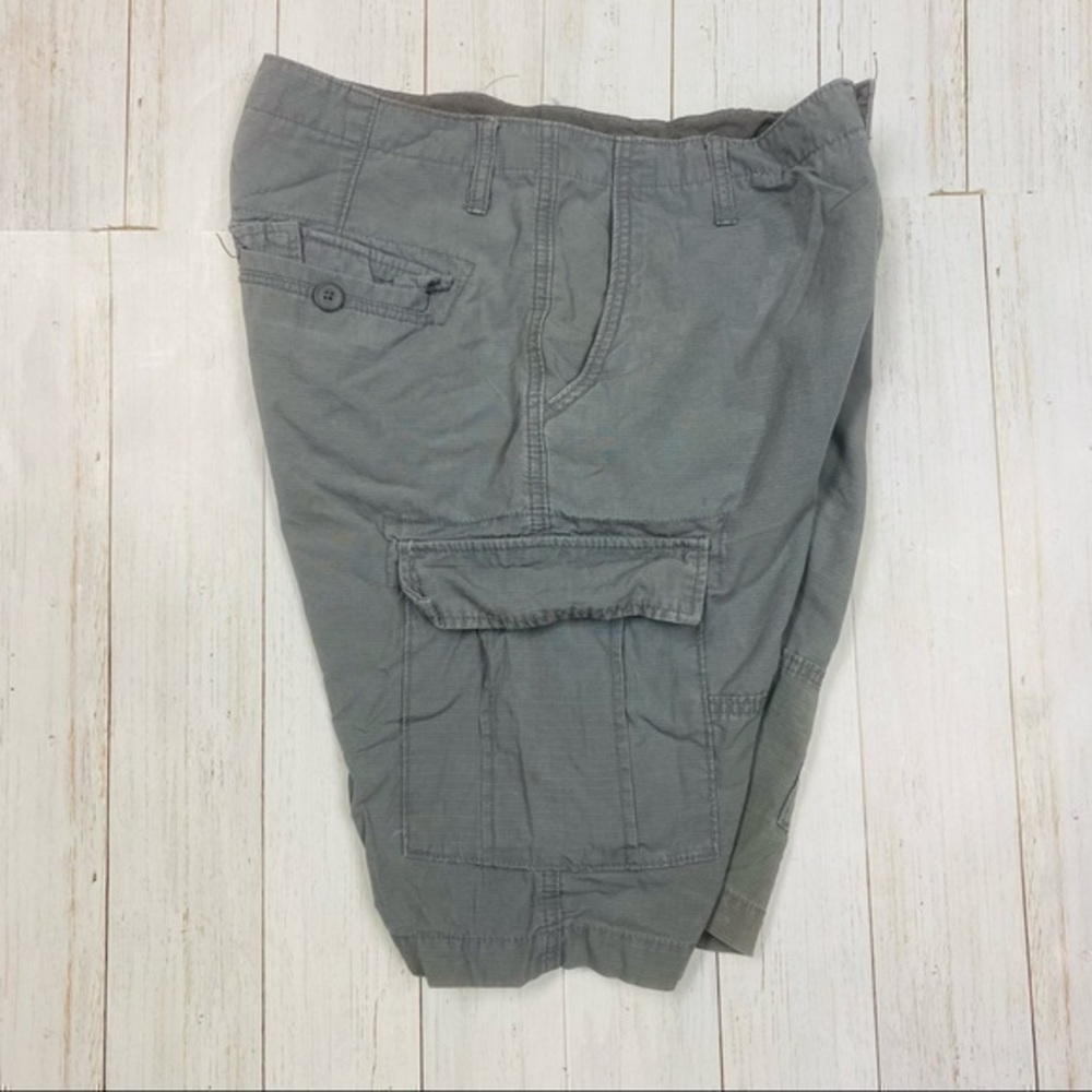 Old Navy Men’s Gray Cotton Cargo Shorts, 9” - Picture 3 of 8